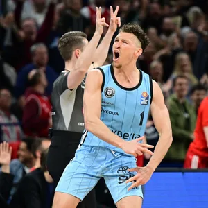 Brae Ivy jubelt nach einem Spiel der Hamburg Towers