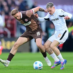 Florian Wirtz hatte bei St. Pauli, hier in Form von Carlo Boukhalfa, einen schweren Stand.