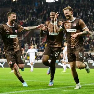Carlo Boukhalfa bejubelt den Ausgleich gegen Leverkusen.