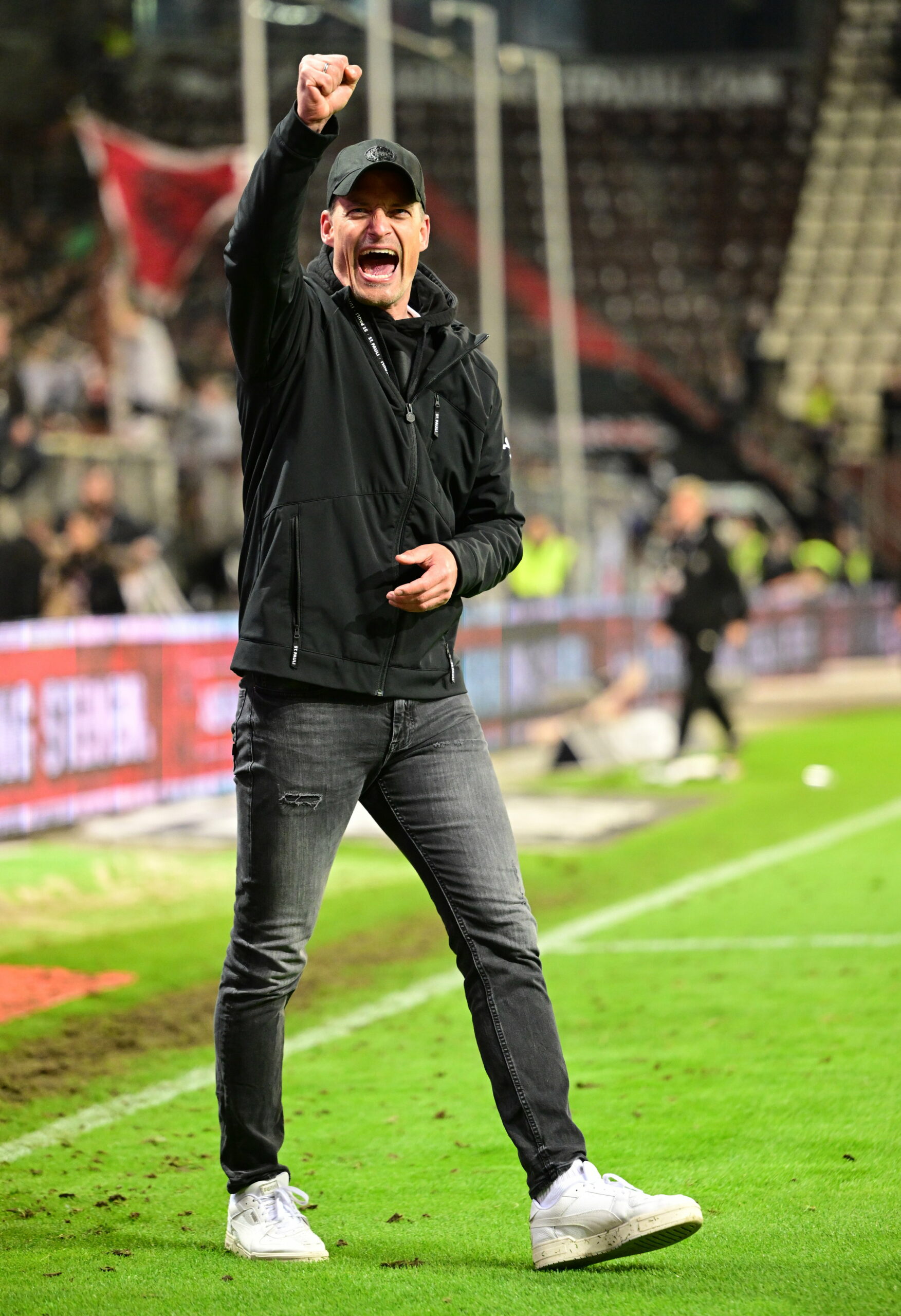 Alexander Blessin ballt auf dem Platz des Millerntor-Stadions die Faust