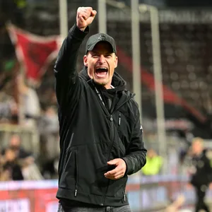 Alexander Blessin ballt auf dem Platz des Millerntor-Stadions die Faust