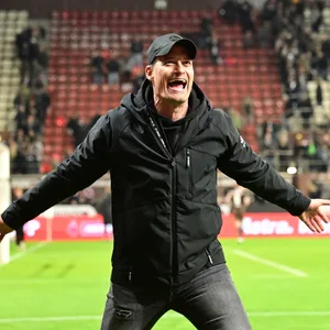 Auch St. Pauli-Trainer Alexander Blessin drehte eine Ehrenrunde vor den Fans, feierte den Punkt wie einen Sieg.