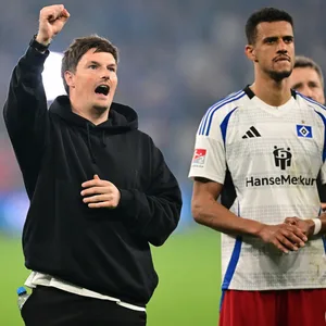Tom Mickel, Merlin Polzin und Robert Glatzel vor den HSV-Fans