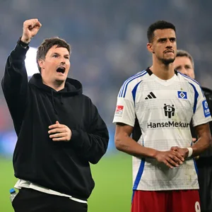 Tom Mickel, Merlin Polzin und Robert Glatzel vor den HSV-Fans