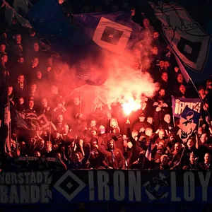 HSV-Ultras zünden auf Schalke Pyrotechnik