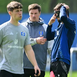 Merlin Polzin und Jonas Meffert sprechen im HSV-Training neben Loic Favé miteinander