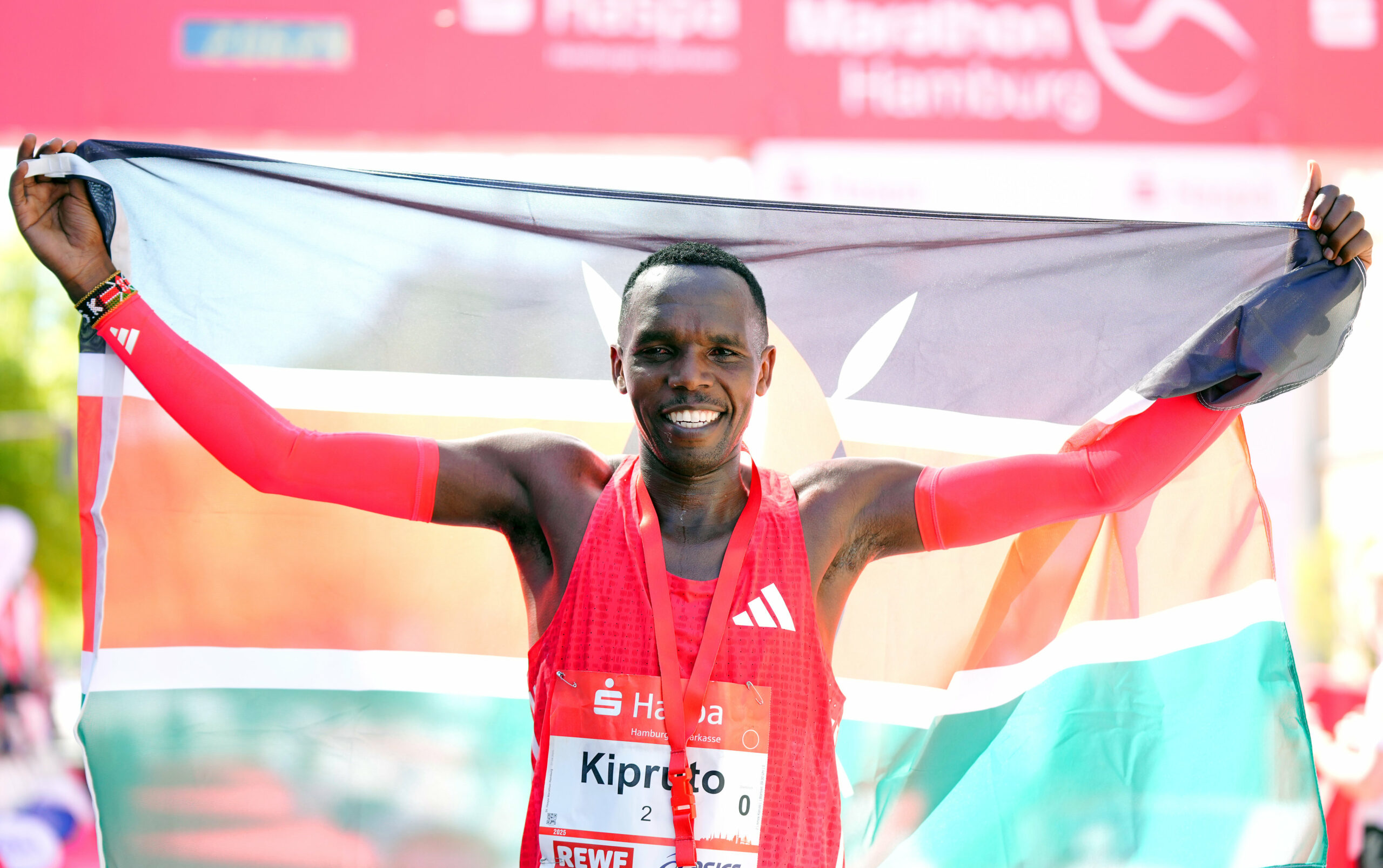 Amos Kipruto setzte sich in Eppendorf ab und gewann den Hamburg-Marathon in Rekordzeit.