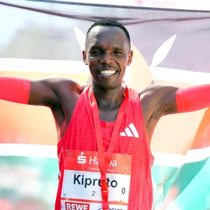 Amos Kipruto setzte sich in Eppendorf ab und gewann den Hamburg-Marathon in Rekordzeit.