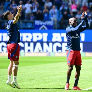 Jean-Luc wurde vor dem Spiel gegen den KSC von den Fans für seine Vertragsverlängerung gefeiert.