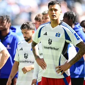 Silvan Hefti, Immanuel Pherai und Davie Selke stehen enttäuscht vor den HSV-Fans