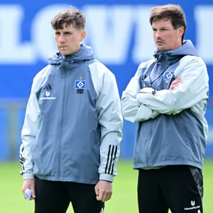 Loic Favé, Merlin Polzin und Richard Krohn (von links) stehen im Training alle beieinander.