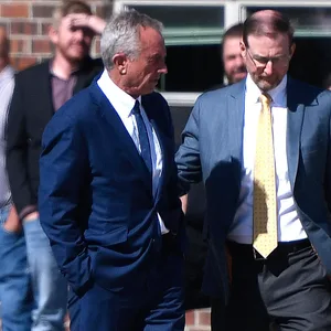 US-Gesundheitsminister Robert F. Kennedy Jr. (l.) reiste in den betroffenen Bezirk in Texas, um die Familie eines an Masern verstorbenen Kindes zu treffen.