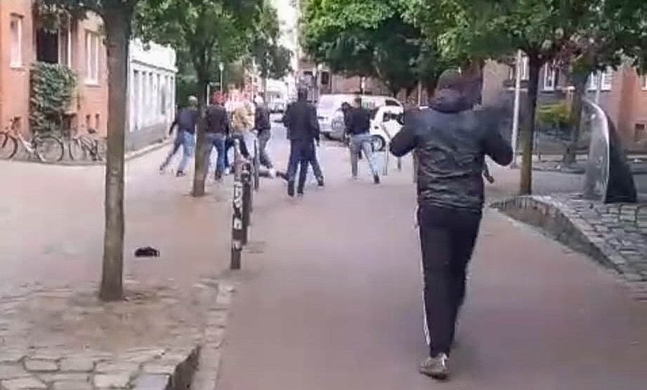 Eine Gruppe von zehn bis 15 Personen griff an der Bleicherstraße einen Passanten an.