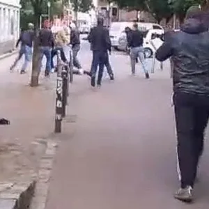 Eine Gruppe von zehn bis 15 Personen griff an der Bleicherstraße einen Passanten an.