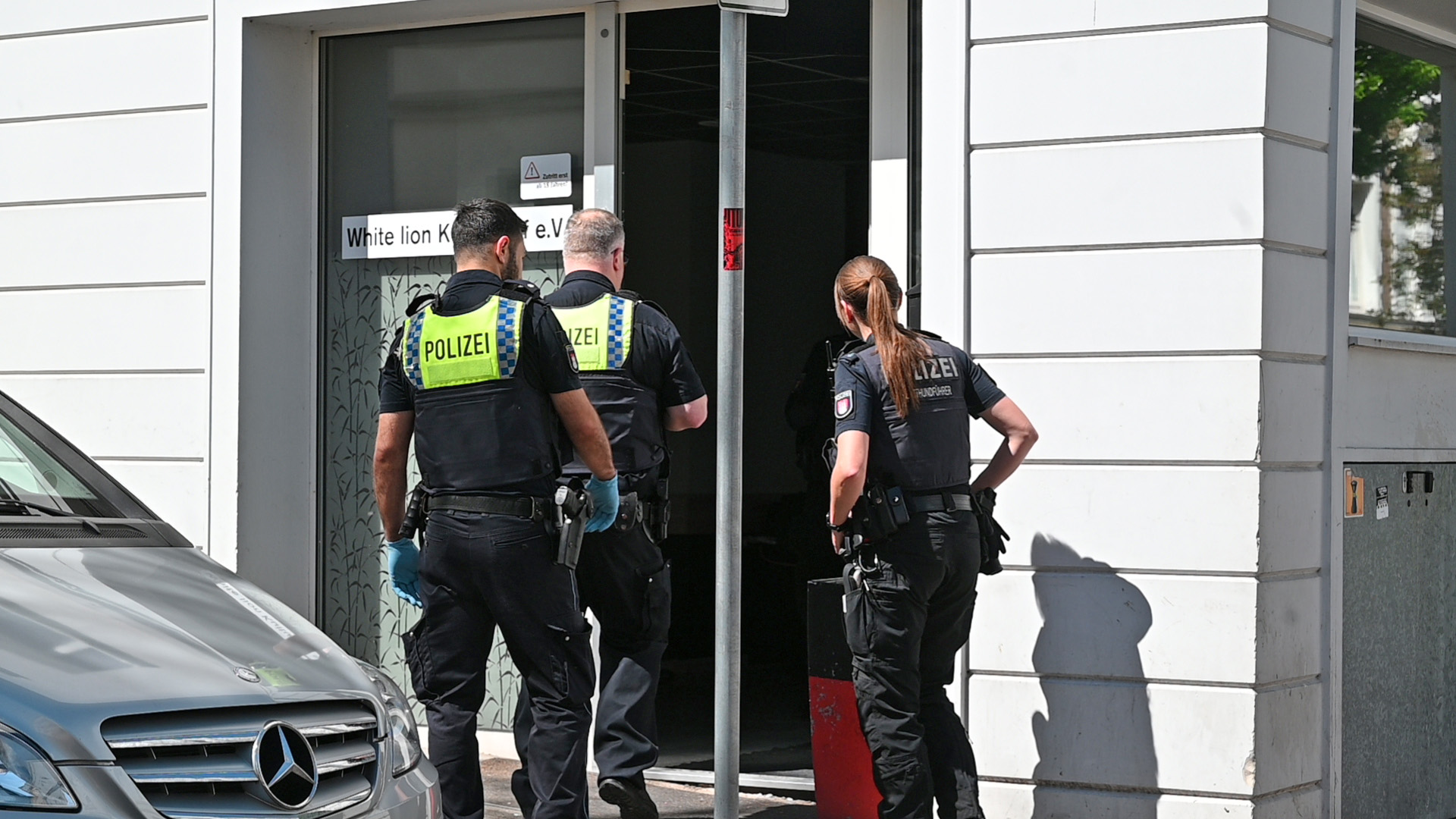 Polizisten vor Kulturverein