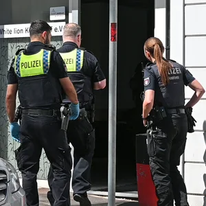 Polizisten vor Kulturverein