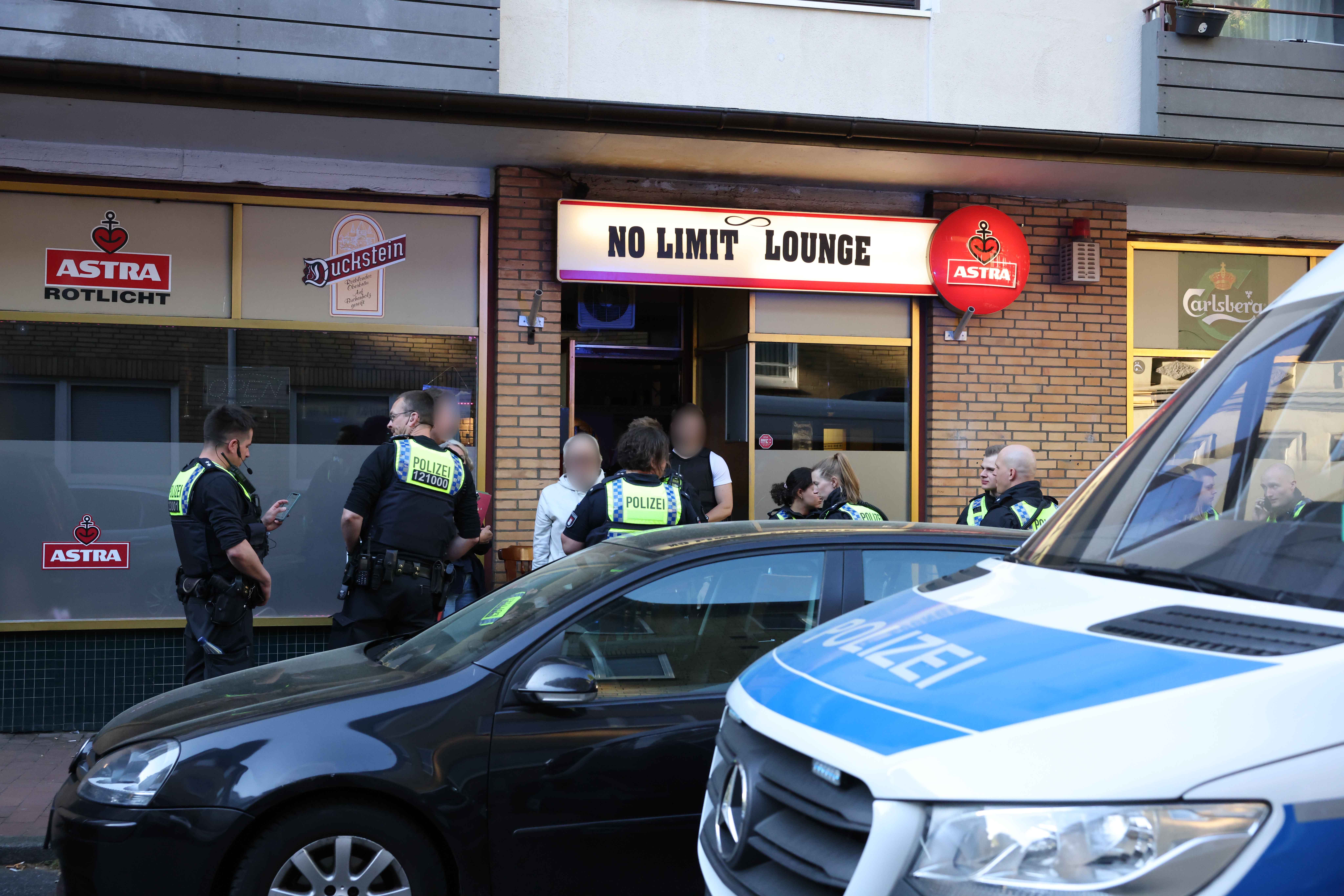 Die Polizei bei der Durchsuchung eines Lokals im Phönix-Viertel.