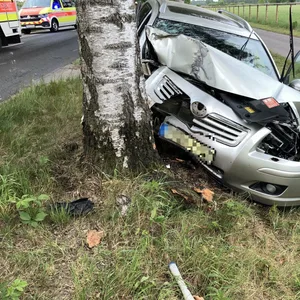 Autofahrerin kracht in Bargstedt kurz nacheinander gegen Bäume und wird schwer verletzt