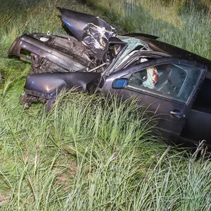 Ein verunfalltes Auto liegt im Straßengraben.