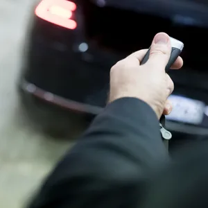 Diebe plündern Autos auf Supermarktplatz mit ungewöhnlicher Masche – beide kamen in Haft