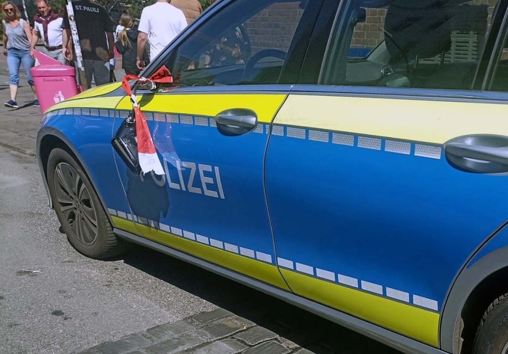 Erst Spiegel abgetreten, dann Nummernscild geklaut – Streifenwagen der Davidwache angegriffen