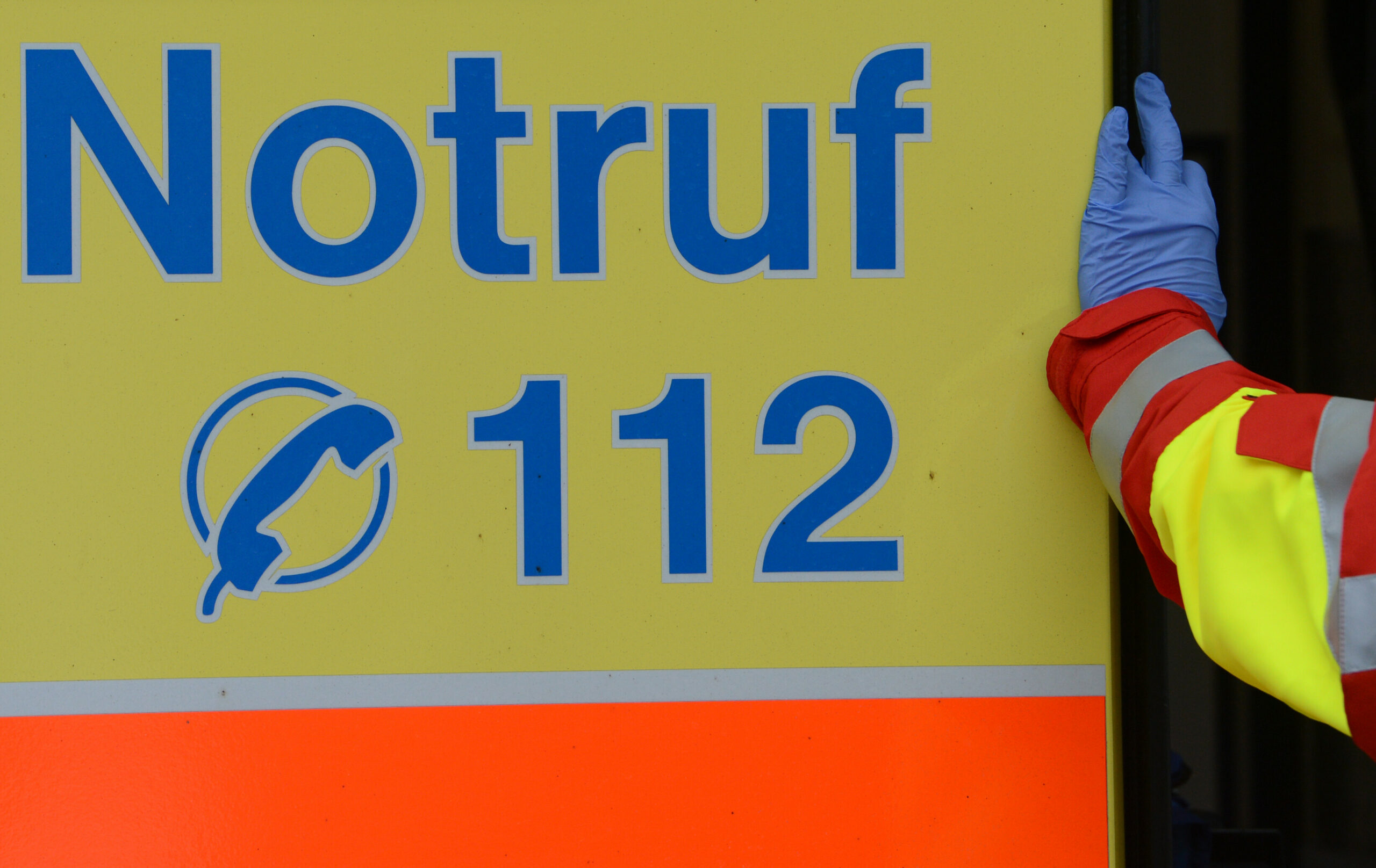 Ein Mitarbeiter des Rettungsdienstes lehnt in der Tür eines Rettungswagens. (Symbolbild)