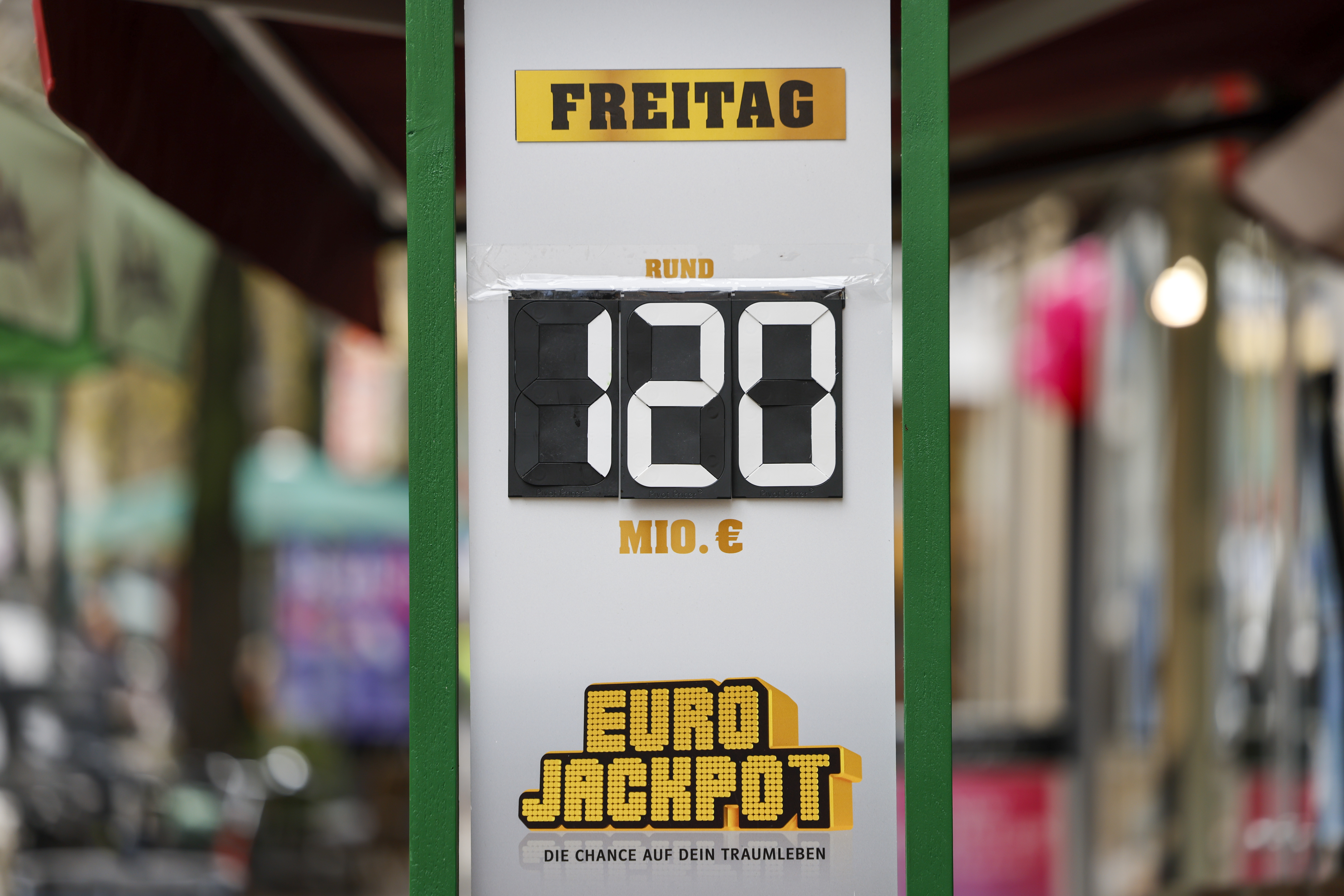 120 Millionen Euro im Eurojackpot steht auf einer Tafel vor einer Lotto-Annahmestelle.