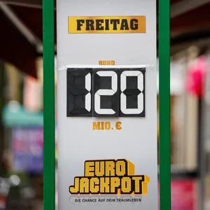 120 Millionen Euro im Eurojackpot steht auf einer Tafel vor einer Lotto-Annahmestelle.