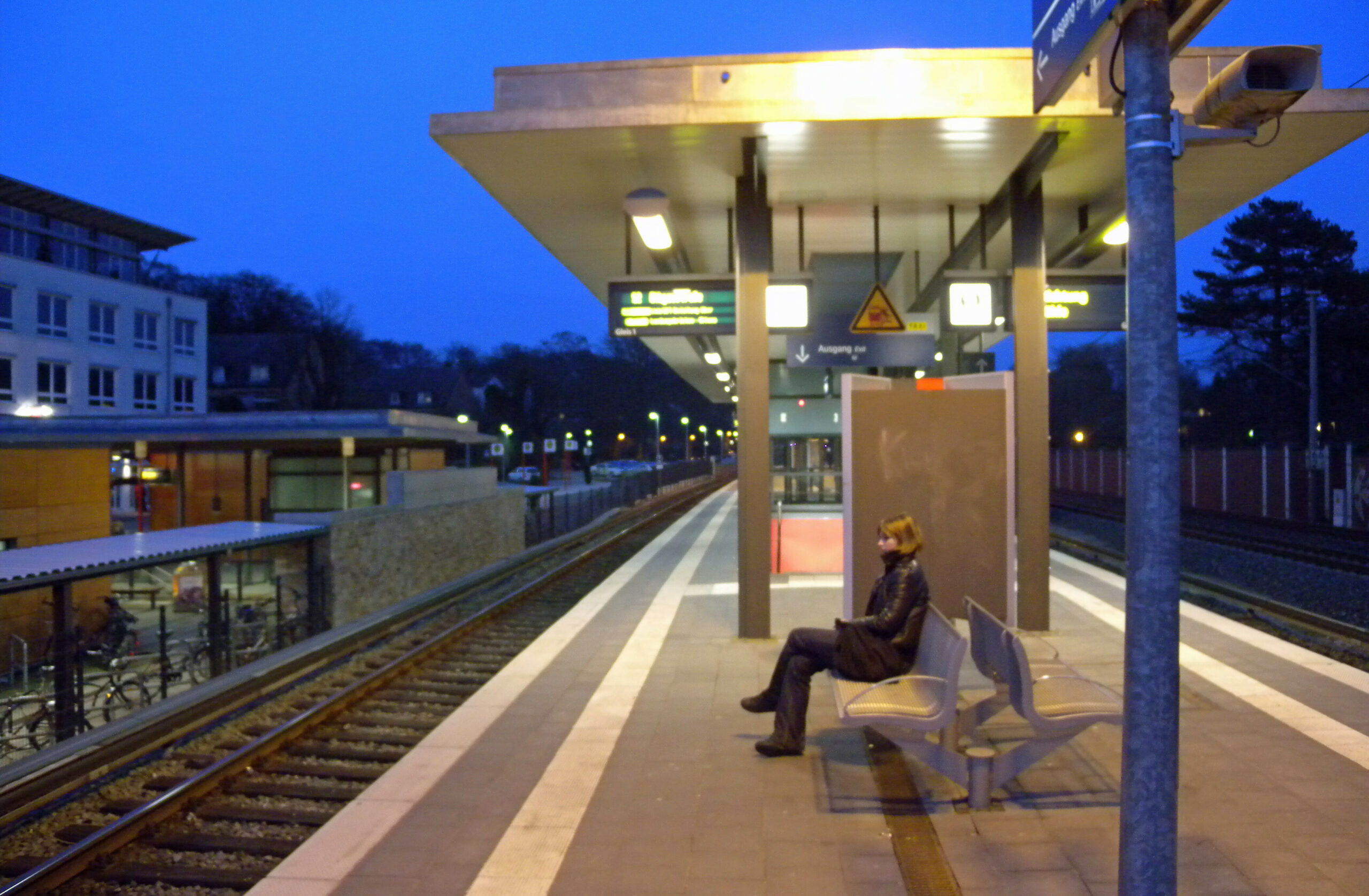 Mann packt Kind am Bahnhof in reinbeck an Hals und will es auf die Gleise stoßen. Festnahme