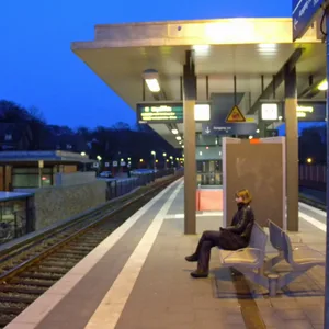 Mann packt Kind am Bahnhof in reinbeck an Hals und will es auf die Gleise stoßen. Festnahme