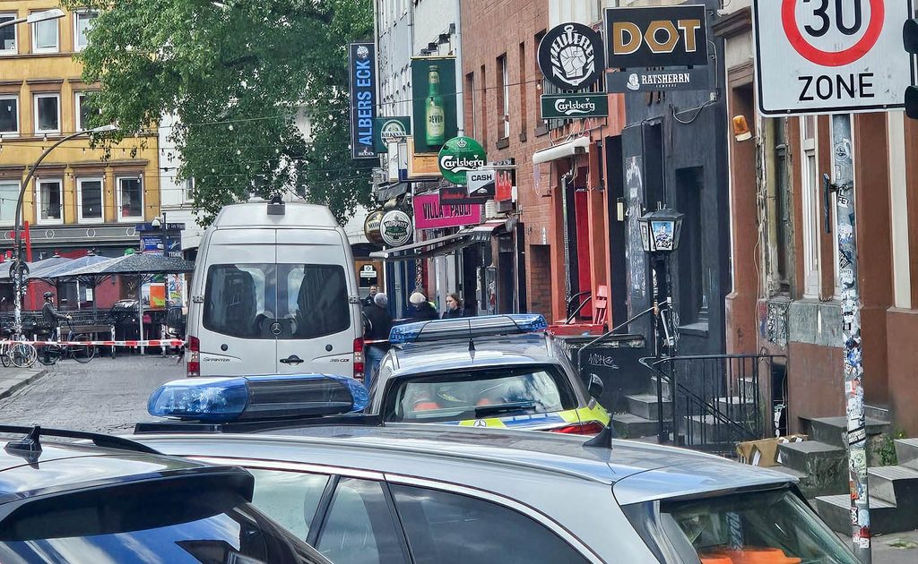 Auseinadersetzung am Sonntagmorgen an der Freidrichstraße auf St. Pauli. Straße abgesperrt, Spurensicherung im Ensatz
