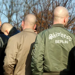 Junge Neonazis bei einer Demonstration in Halbe. (Symbolbild)