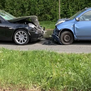 Bei dem Unfall wurden beide Fahrzeuge schwer beschädigt.