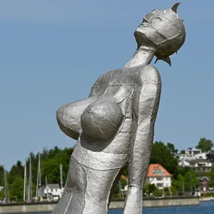 Collage mit einem Bild des Eckernförder Leuchtturms und der die Skulptur der Eckernförder Nixe.