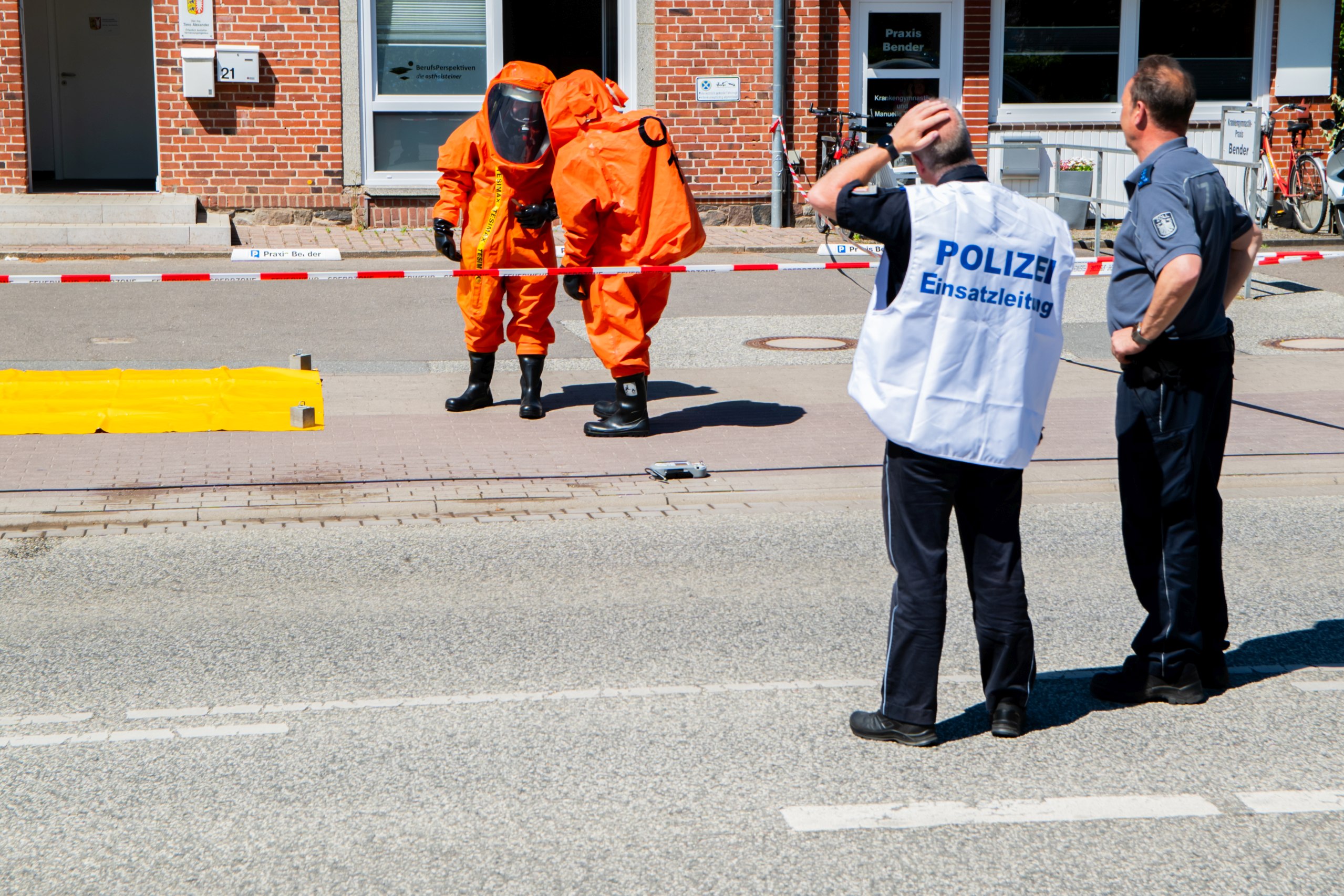 Einsatzkräfte in Chemikalienschutzanzügen
