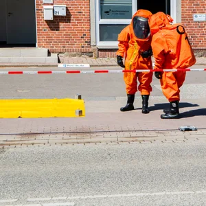 Einsatzkräfte in Chemikalienschutzanzügen