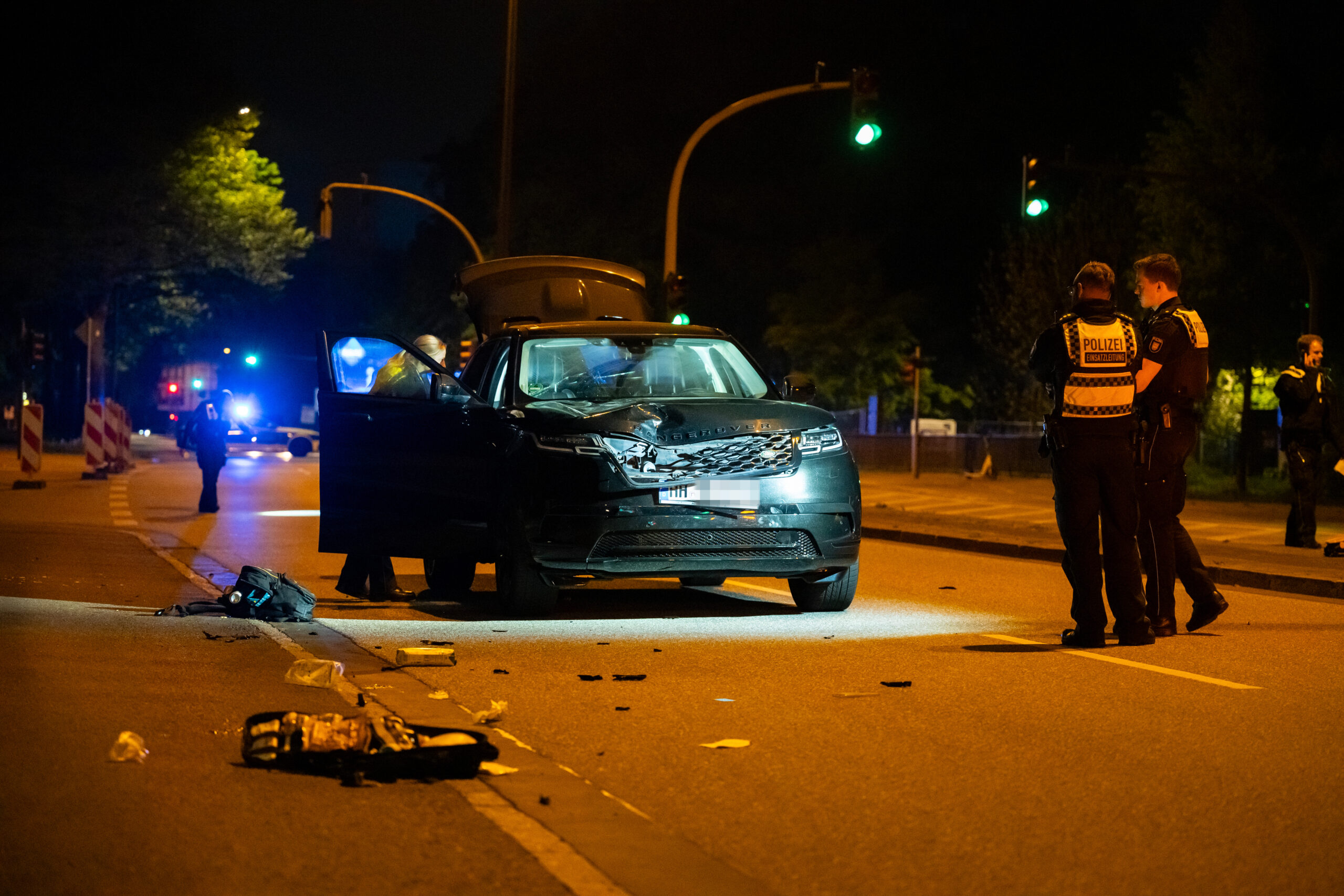 Am SUV war die Motorhaube eingedrückt und die Frontscheibe beschädigt.