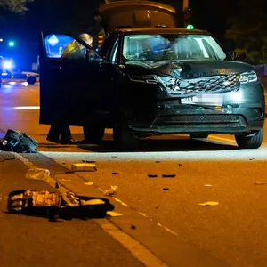 Am SUV war die Motorhaube eingedrückt und die Frontscheibe beschädigt.