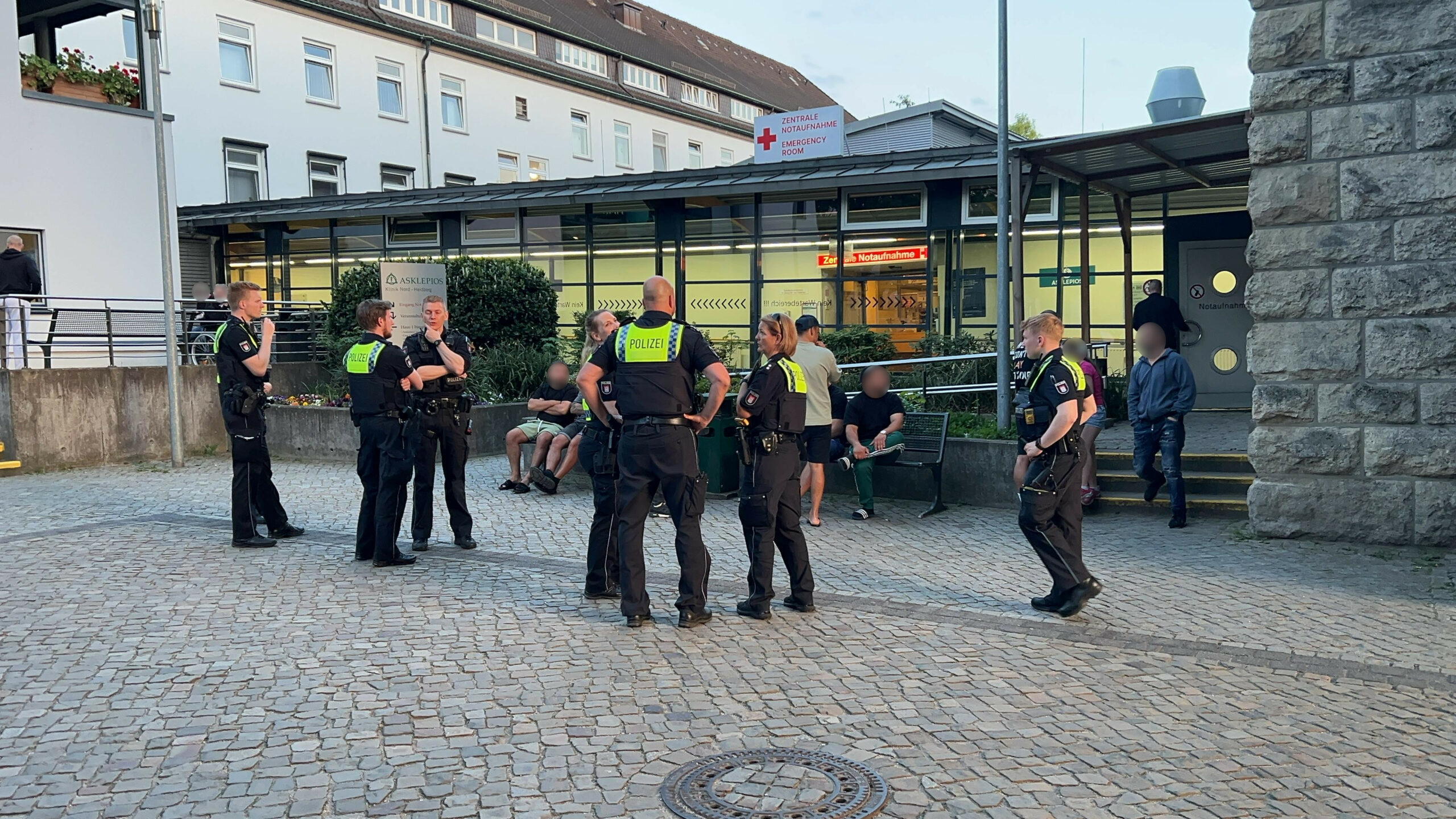 Die Polizei hielt eine Gruppe von Familienangehörigen davon ab, die Klinik zu betreten.