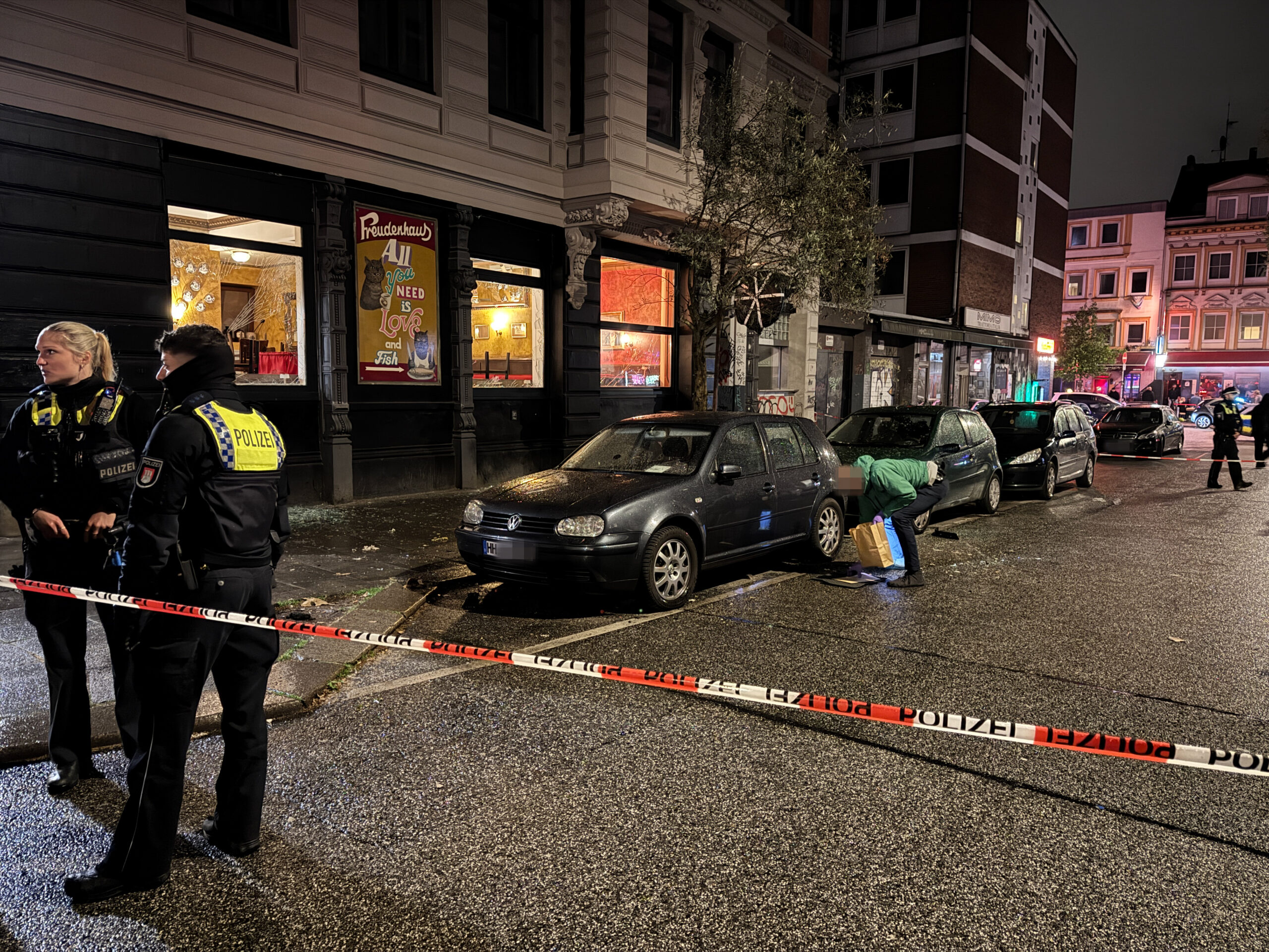 Mehrere Autos wurden beschädigt und die Scheiben des Restaurants zerstört.