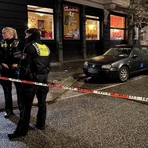 Mehrere Autos wurden beschädigt und die Scheiben des Restaurants zerstört.