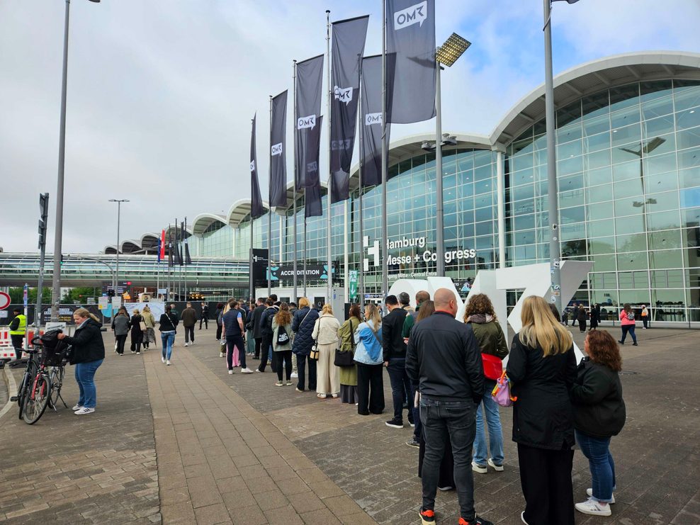 Die Menschen strömen in Richtung OMR-Messe.