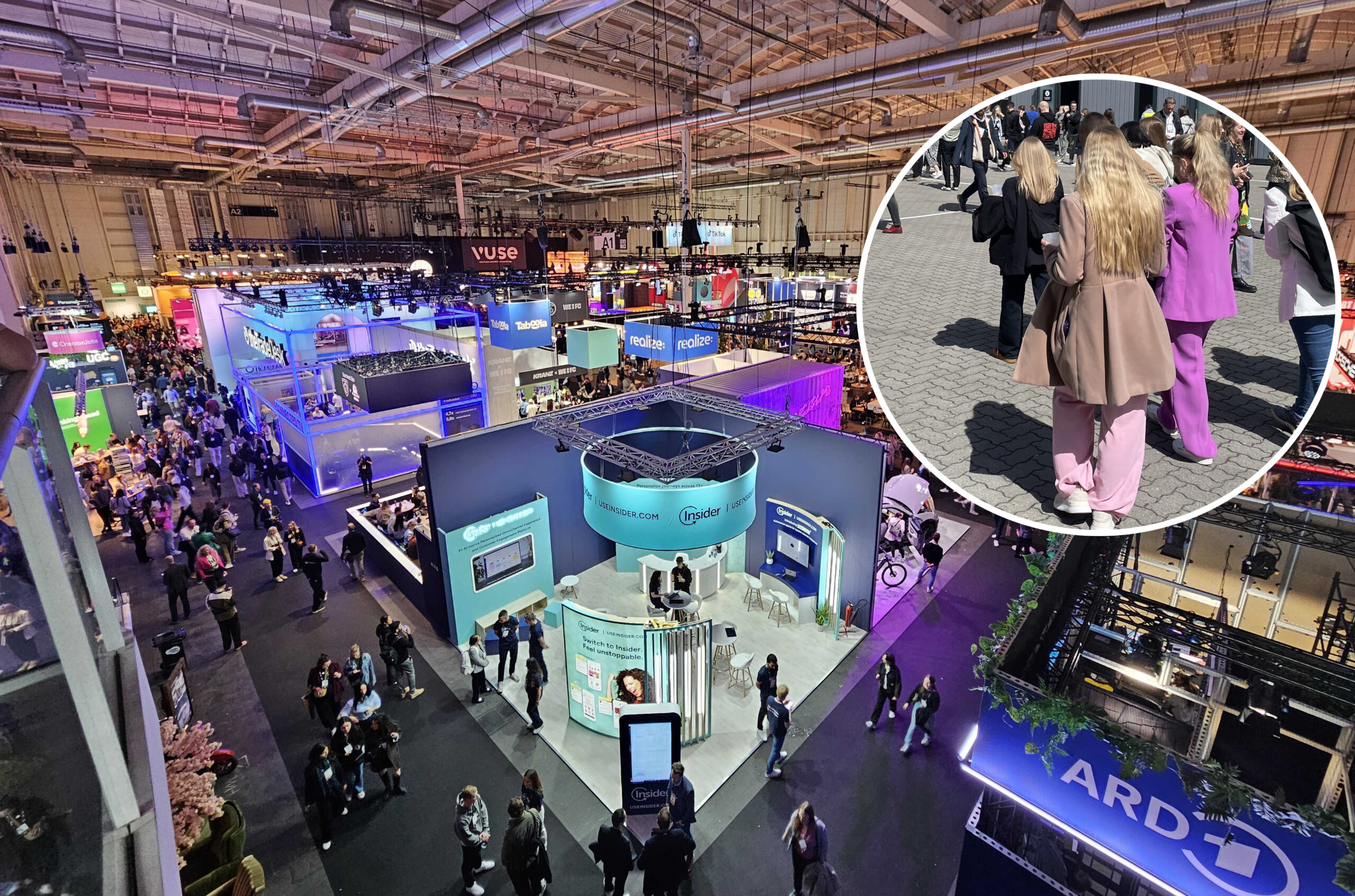 Gewusel auf der OMR 2025 in Hamburg. Outfittechnisch ist der Business-Casual-Look omnipräsent.