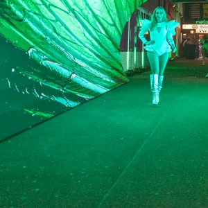 Ein sieben Meter langer LED-Tunnel mit 3-D-Installationen führte zu den gespreizten Beinen der Traditionskneipe „Ritze“ auf dem Kiez.