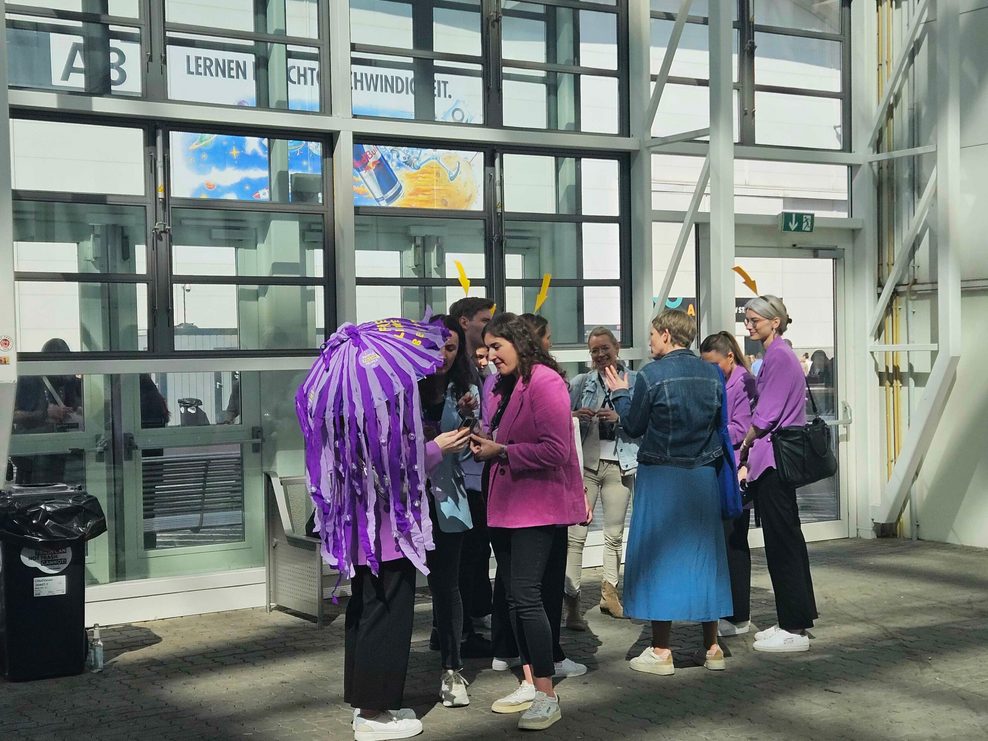 Wo treffen wir uns? Unterm lila-rosa-Sonnenschirm natürlich!