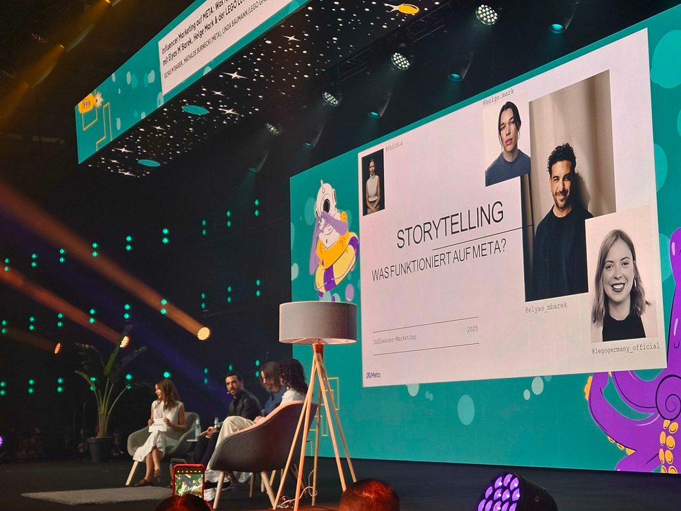 Elyas M'Barek erklärt irgendwas zu Storytelling. Das Publikum ist garantiert wegen seiner Social-Media-Expertise da.