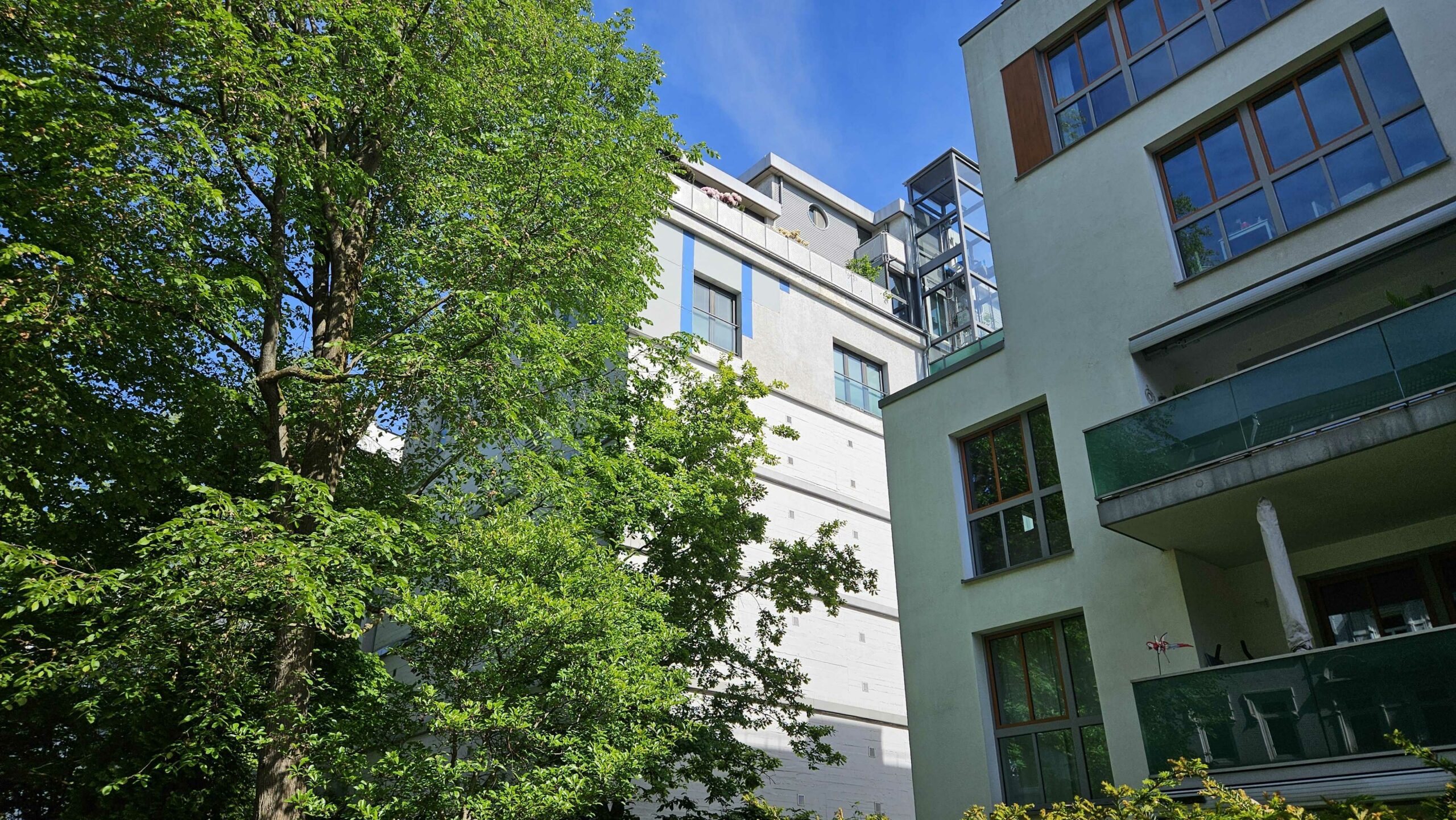 In dem ehemaligen Bunker (links im Bild) befindet sich inzwischen ein Penthouse – für 3,5 Millionen Euro. Oben zu erahnen: der Dachgarten.