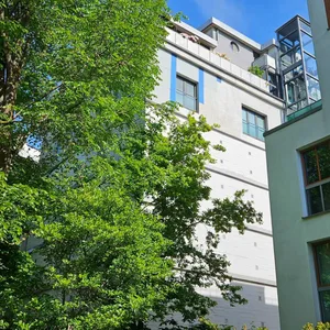 In dem ehemaligen Bunker (links im Bild) befindet sich inzwischen ein Penthouse – für 3,5 Millionen Euro. Oben zu erahnen: der Dachgarten.