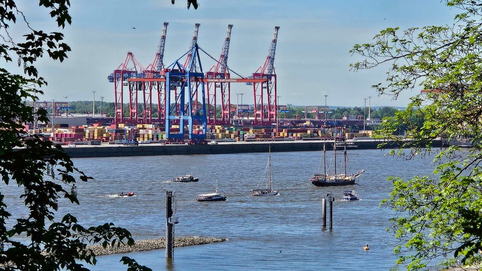 Schönes Wetter, viele Schiffe: Der Hafengeburtstag in Hamburg hat begonnen.