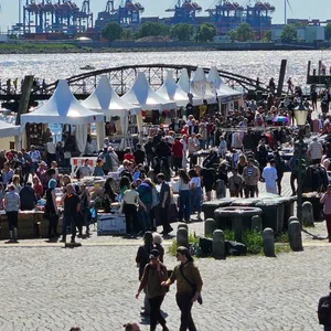 Der traditionelle Flohmarkt auf dem Fischmarkt hat wieder geöffnet.